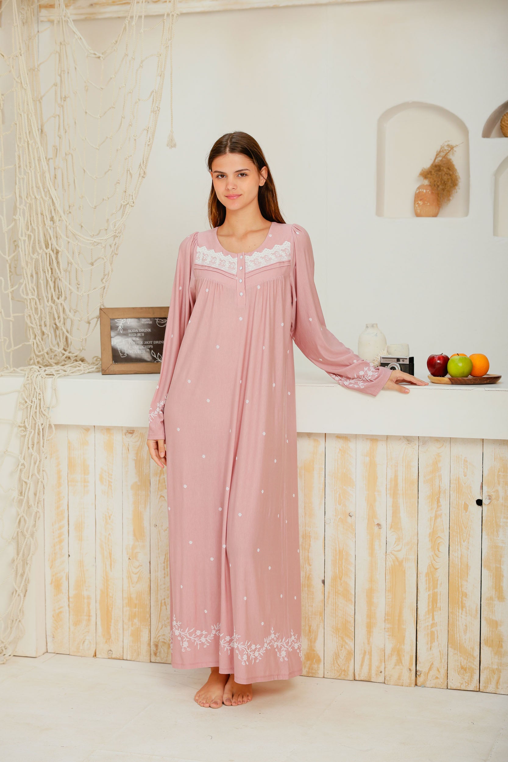 قميص ليكرا كم بندا رقبه مدوره بسفره ونيرفيرات وكشكشه علي الكتف