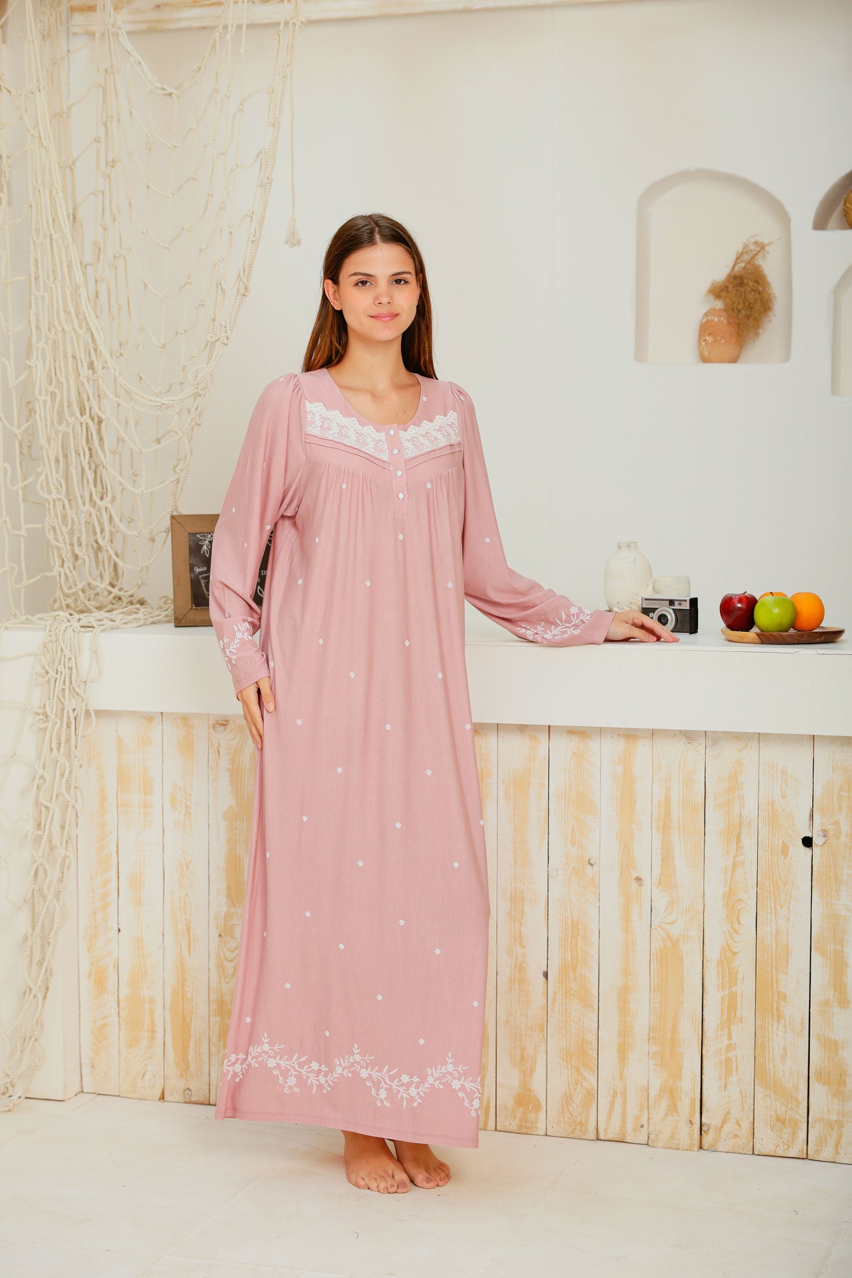 قميص ليكرا كم بندا رقبه مدوره بسفره ونيرفيرات وكشكشه علي الكتف