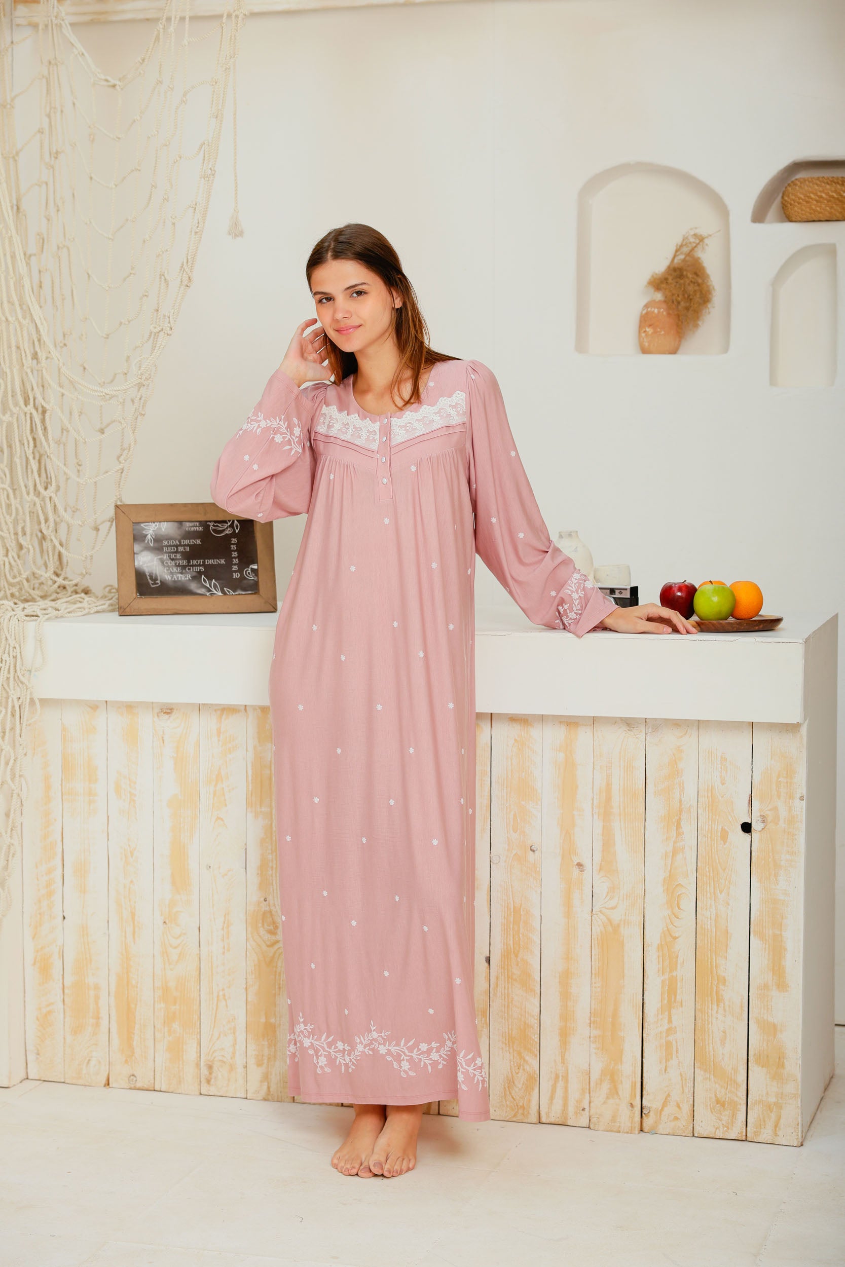 قميص ليكرا كم بندا رقبه مدوره بسفره ونيرفيرات وكشكشه علي الكتف